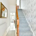 Single Room With A Shared Kitchen And Bathroom In A 5-Bedroom House At Hanwell