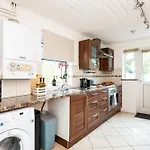 Single Room With A Shared Kitchen And Bathroom In A 5-Bedroom House At Hanwell