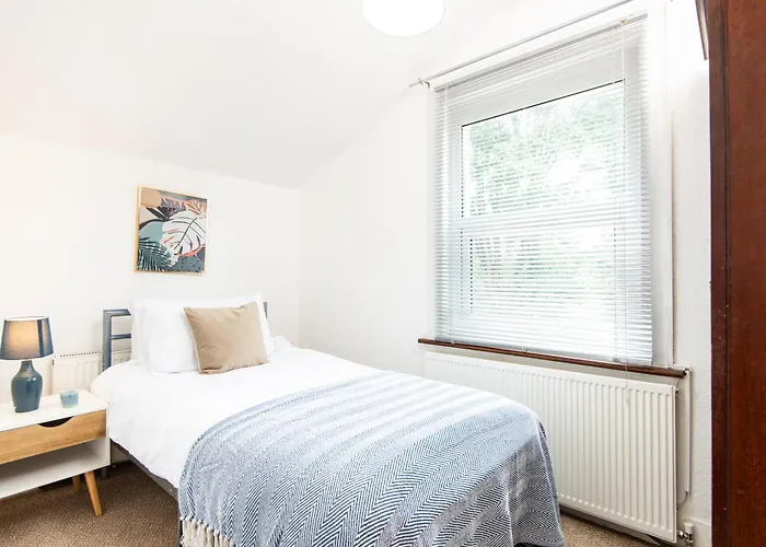 Single Room With A Shared Kitchen And Bathroom In A 5-Bedroom House At Hanwell