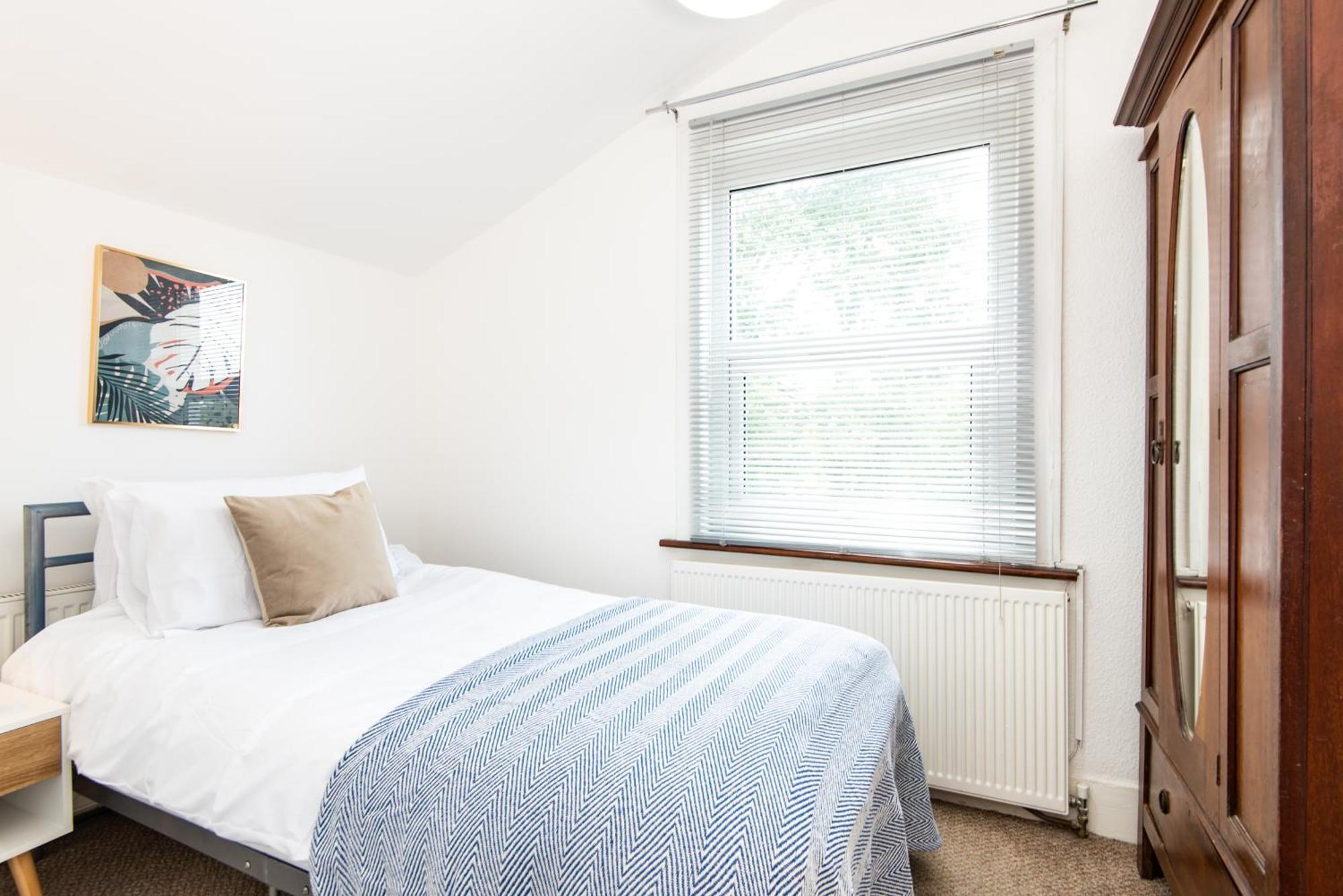 Single With A Shared Kitchen And Bathroom In A 5-bedroom House At Apartment *