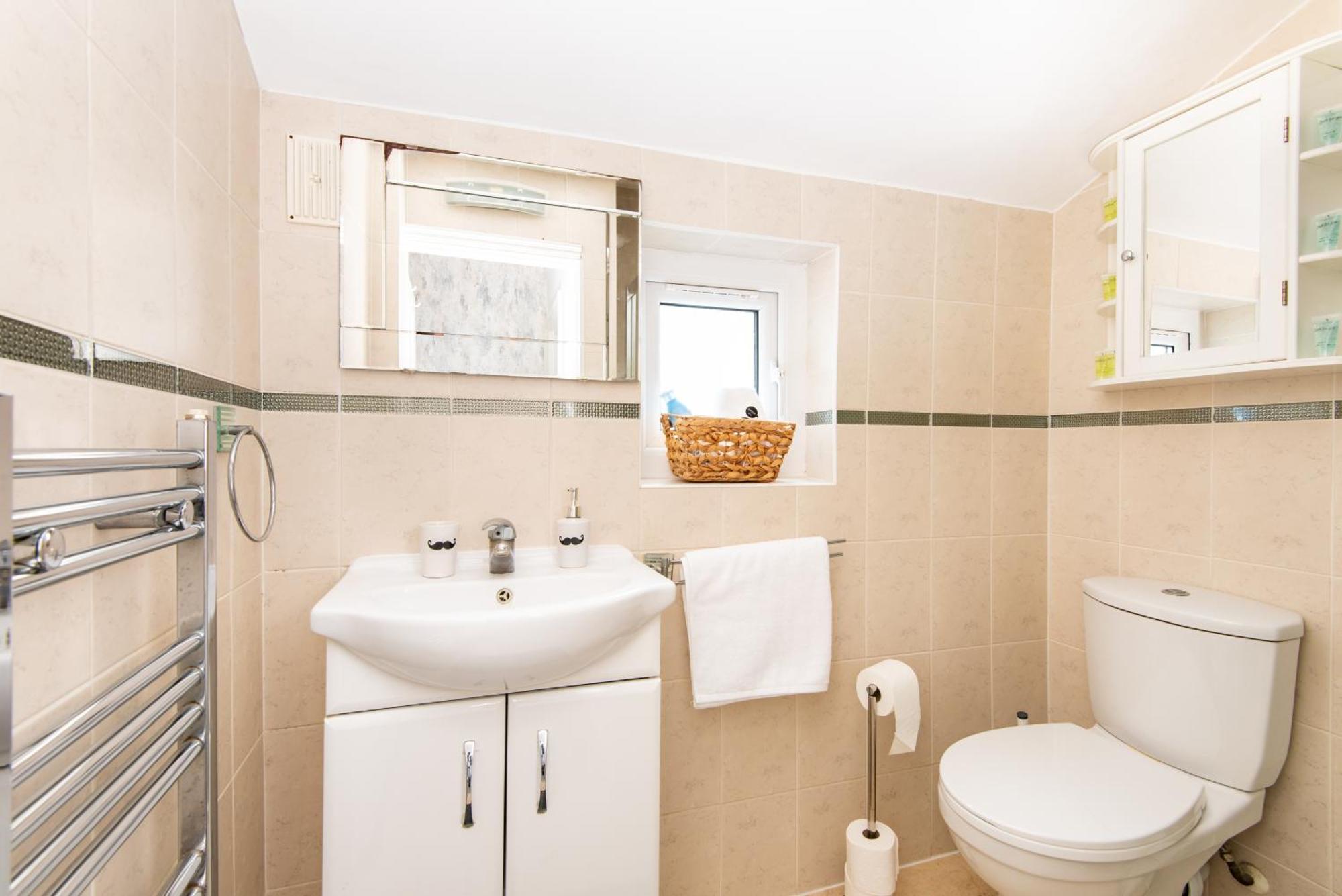 Single With A Shared Kitchen And Bathroom In A 5-bedroom House At Apartment *