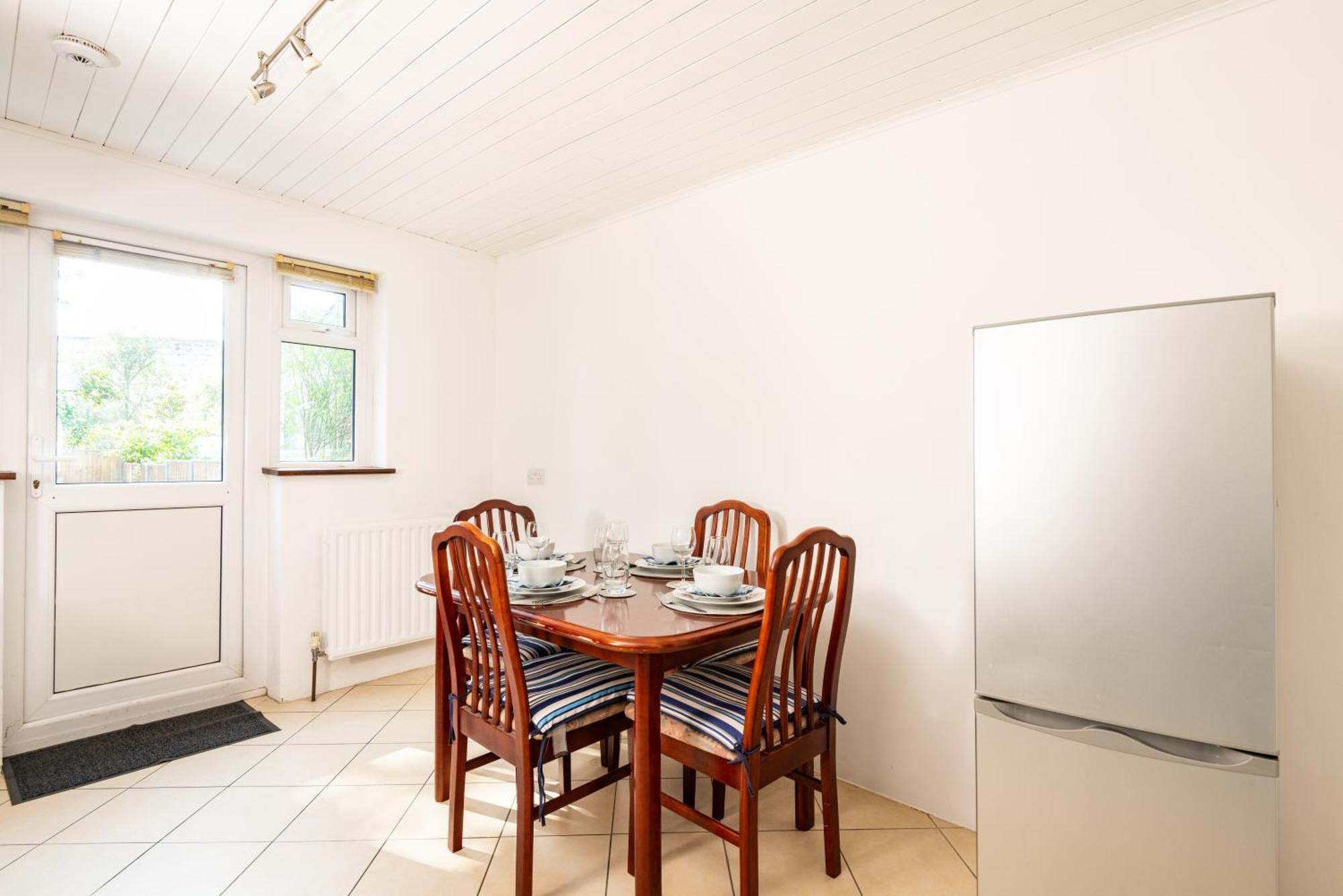 Single With A Shared Kitchen And Bathroom In A 5-bedroom House At Apartment *
