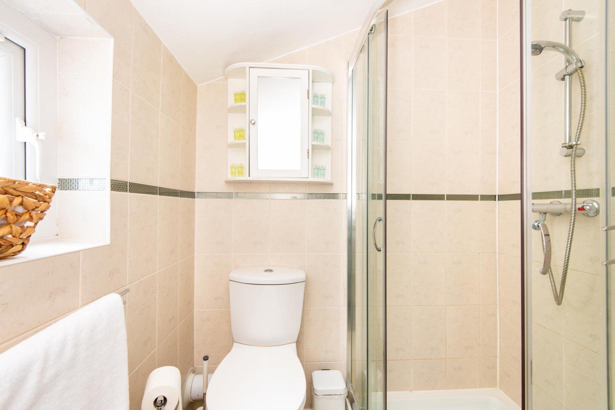 Single With A Shared Kitchen And Bathroom In A 5-bedroom House At Hanwell