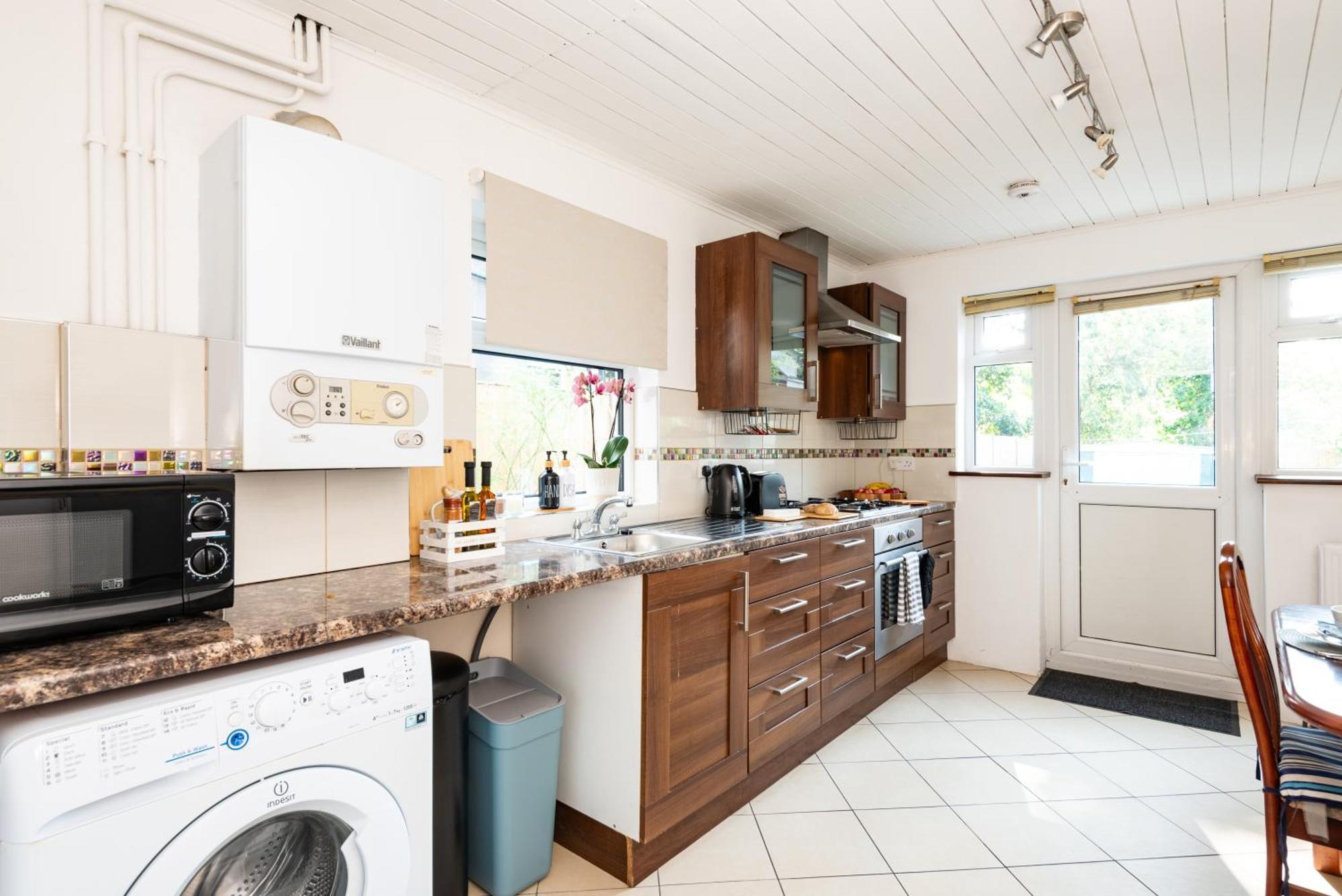 Single With A Shared Kitchen And Bathroom In A 5-bedroom House At Apartment Hanwell