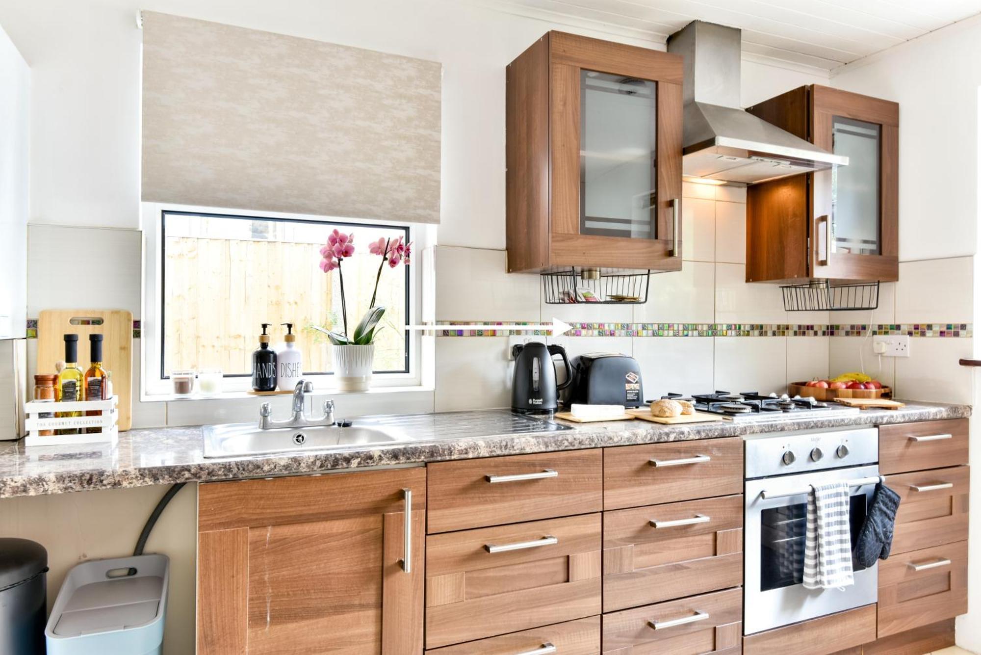 Apartment Single With A Shared Kitchen And Bathroom In A 5-bedroom House At